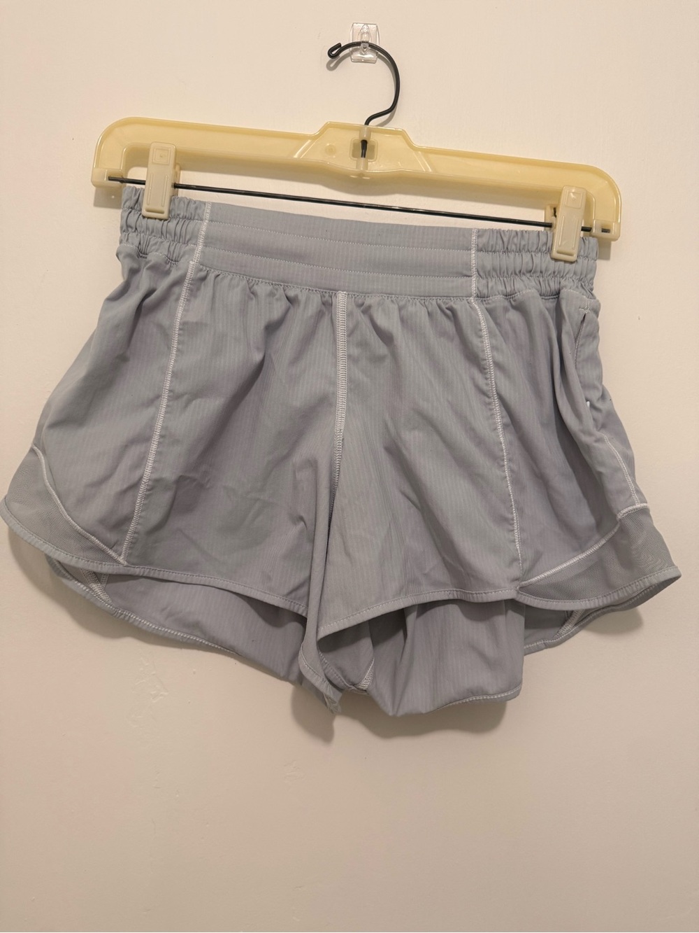 Lululemon Light Gray Women’s Athletic Running hotty hot Shorts 4”